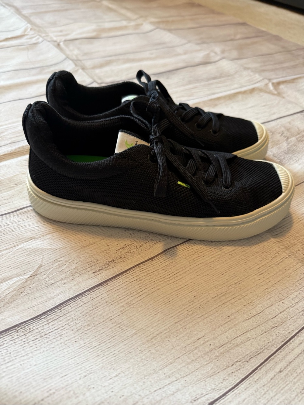NWT Cariuma Black Low-Top Lace-Up Sneakers with White Sole